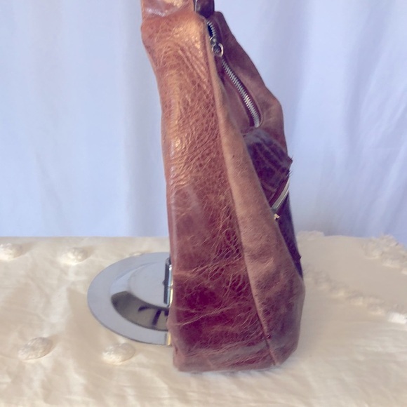 IRIS TYLER cognac brown distressed genuine leather shoulder handbag. - Picture 8 of 15